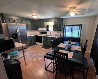 Charming 3-bedroom house in Goodland just off interstate - Goodland - Comedor