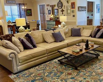 Conveniently located--home away from home. Please no work crews. - Abilene - Living room