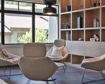 Studio At The Crescent Sleeps 2 to 4 - Rossland - Lounge