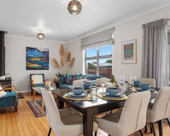 Twin Tide Retreat - Ohope Beach Holiday Home - 瓦卡塔尼 - 餐廳