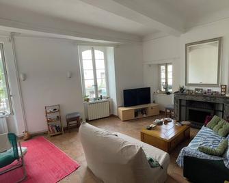 Chambre en Plein Cœur du Village de Saint Hippolyte du Fort - Saint-Hippolyte-du-Fort - Salon