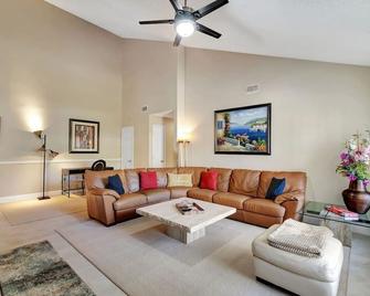 Three bedroom Villa With European Flair - Zephyrhills - Living room
