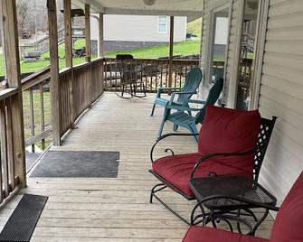 Cozy house, 2 bed, 1 bath, full kitchen, close to Bearwallow - Logan - Balcony