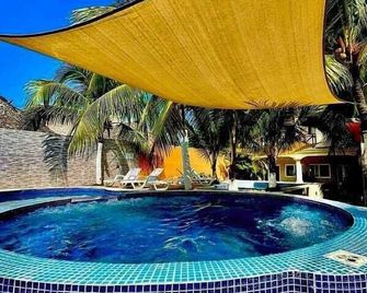 Hotel nuevo amanecer - Monterrico - Piscina