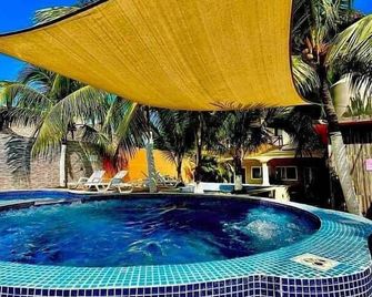 Hotel nuevo amanecer - Monterrico - Piscina