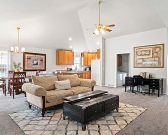 Tranquil Home on the Cheyenne Greenway! - Cheyenne - Living room