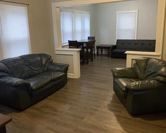 Cozy 1 Bedroom House, Free Parking, Highway Access - Indianapolis - Living room