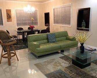 Executive Luxury Luxury Home in the Safe Gated Community - Kapolei - Wohnzimmer
