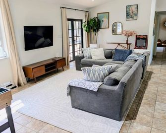 Charming 2-Bedroom Farmhouse Private Pool Retreat with Friendly Animals! - Southwest Ranches - Soggiorno