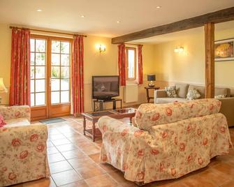 Nicely renovated former farm building with heated pool in the Loire Valley - Noyant-Villages - Sala de estar