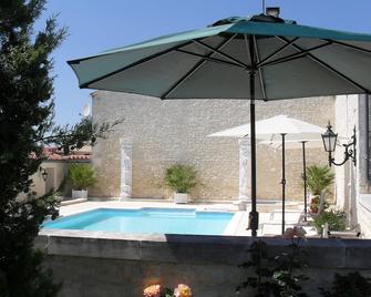 Secular Relays And Park, Swimming Pool, Near The Islands - Beurlay - Piscina