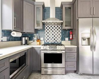 Rose Casita with Hot Tub - Long Beach - Kitchen