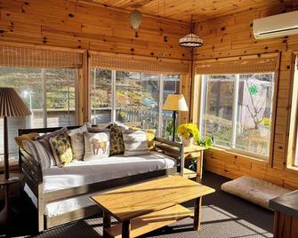 Edgewater at Long Lake - Lakeside Jacuzzi, fireplace, pet friendly, Pontoon boat - Hillman - Sala de estar