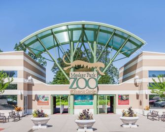 Super 8 by Wyndham Evansville North - אבנסוויל - בניין