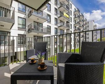 Herbu Oksza Elegant Apartment with Parking by Noclegi Renters - Warsaw - Balcony
