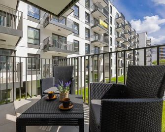 Herbu Oksza Elegant Apartment with Parking by Noclegi Renters - وارسو - شرفة