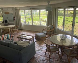 Large Oceanfront 4 Bedroom Home near Rincon directly on a Beautiful Quiet Beach - Añasco - Sala de estar