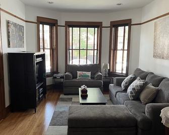 Stylish, Inviting 2-BR near Logan Square and Wrigley Field - Chicago - Living room