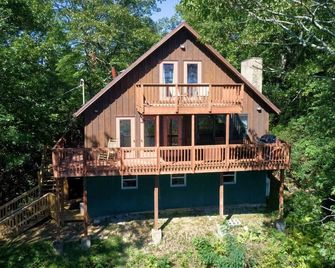 Pontificator`s Perch - you`ll love the view, by Buffalo Mtn Getaway - Meadows of Dan - Building