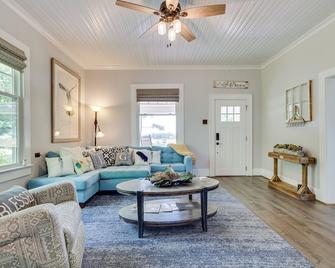 Cozy Tennessee Abode w/ Private Hot Tub & Fire Pit - Winchester - Sala de estar