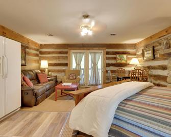Fire Pit and Deck! Cozy Smoky Mtn Retreat on River - Townsend - Bedroom