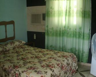 Hostal Luna Azul - Morón - Bedroom