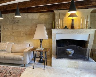 Carefully renovated house in quiet hamlet - Coutras - Huiskamer