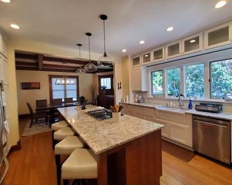 Historic home near lake, parks, shopping and BVU! Perfect for the holidays! - Storm Lake - Keuken