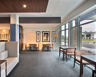 Holiday Inn Express & Suites Fond Du Lac By IHG - Fond du Lac - Lobby