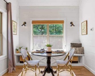 Stunning Luxury Cabin w Hot Tub and Fire Pit Holy Shiplap is Perfect Romantic Couples Getaway - Broken Bow - Dining room