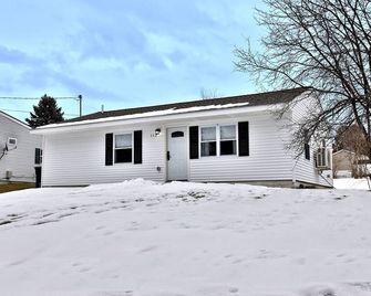 Rutland's Hidden Gem: 2 Br/1ba Renovated Home Close To Everything 2 Bedroom Home - Rutland - Building