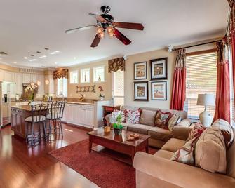 Fabulous Spacious Furnished Luxury Carmel Valley/ Del Mar 5-Bedroom Home! - سان دييغو - غرفة معيشة