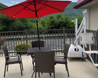 Red Rose Hotel - Covington - Balcony