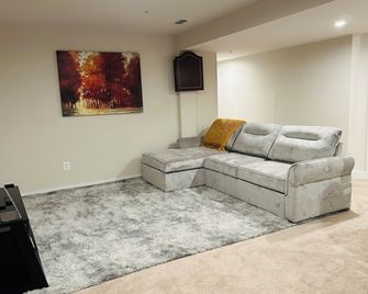 Charming 1-bedroom basement in enjoyable Aberdeen with WiFi, AC - Aberdeen - Pokój dzienny