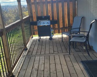 Copper's Cabin - Tiny house - -Minutes to amenities but feels like miles away! - Digby - Balcone