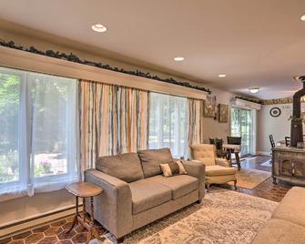 Southeast Michigan Escape about 3 Mi to Adrian! - Adrian - Living room