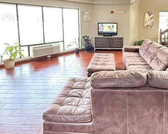 Quality Inn & Suites - Thomasville - Living room