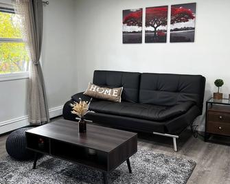 Anchorage midtown apartment-Wyoming 2 - Anchorage - Living room