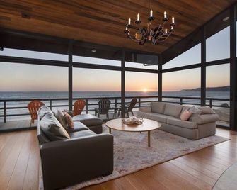 Iconic Oceanfront Cayucos Beach Home, Panoramic View Room, Direct Beach Access!! - Cayucos - Huiskamer