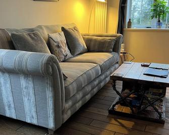 Fox Lane Farm Cottage - Bromley - Living room