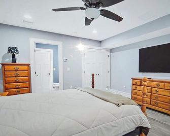 Charming lower level home rental 3 rooms, 3 beds close to Belmar Beach - Neptune - Bedroom