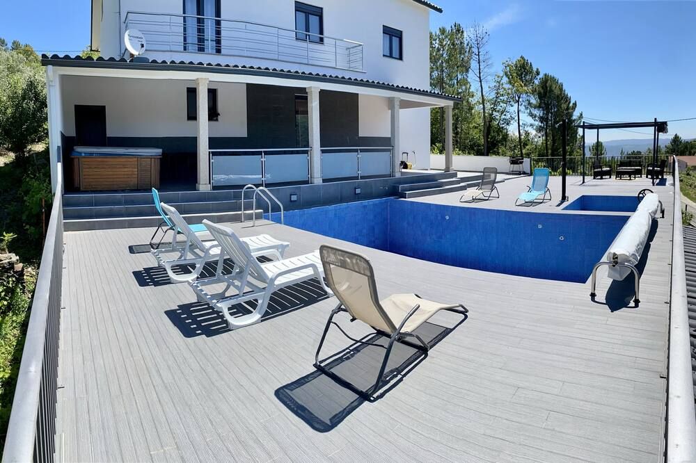 7 Bedroom Villa in Vila Real - فيلا ريال - حوض السباحة