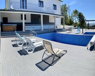 7 Bedroom Villa in Vila Real - فيلا ريال - حوض السباحة