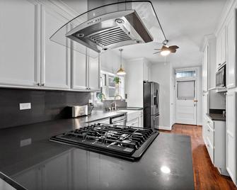Lincoln Square Sunny 3BR-1Bath Condo – Family-Friendly, Walk to Everything! - Chicago - Kitchen