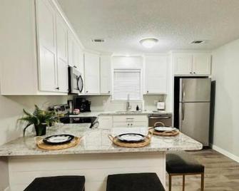 Just minutes to Mt Nebo, Mt. Magazine, Lock and Dam Park, or Lake Dardanelle! - Russellville - Kitchen