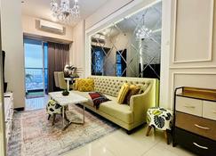 Luxury Anderson Apartment On Top Of Pakuwon Mall - Surabaya - Sala de estar