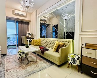 Luxury Anderson Apartment On Top Of Pakuwon Mall - Surabaja - Pokój dzienny
