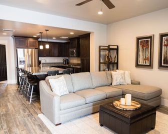 Luxury Condo Park City- Private Hot Tub, Near Ski Resorts, bike trails, & golf. - Kamas - Living room