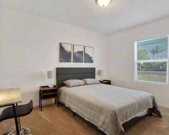 Nurse & Travel worker housing near DMC & Hwy 99 - Modesto - Bedroom