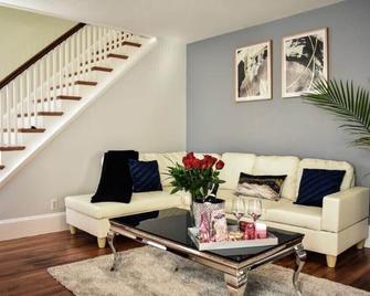 West End Deluxe Suite- Hot Deal Save Up To 20% On Long Term Stays Welcome! - Boston - Living room